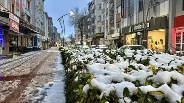 Kırşehir caddelerinde tuzlama çalışan ekipler
