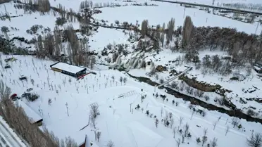 Muradiye Şelalesi dron görüntüsü, karla kaplı