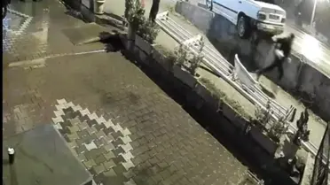 Korkuluklara çarpan otomobilin detaylı görüntüsü