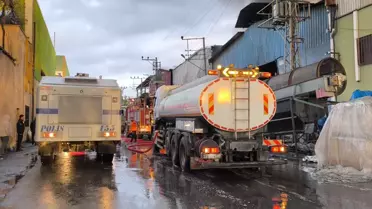 Yangın söndürülürken itfaiye ekipleri