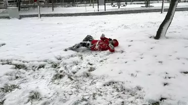 Polis memuru ve çocuklar kar topu oynarken