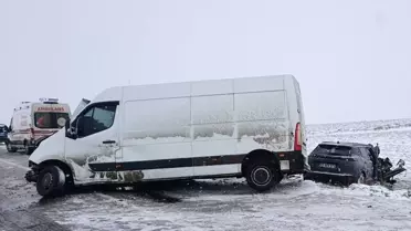 Kaza sonrası hasarlı otomobil ve minibüs