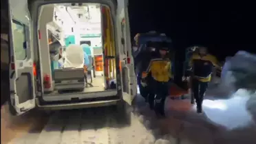 Karla kapalı yolda hastayı taşıyan sağlık ekipleri