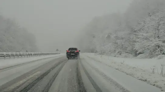 Zonguldak kar yağışıyla kapalı yol