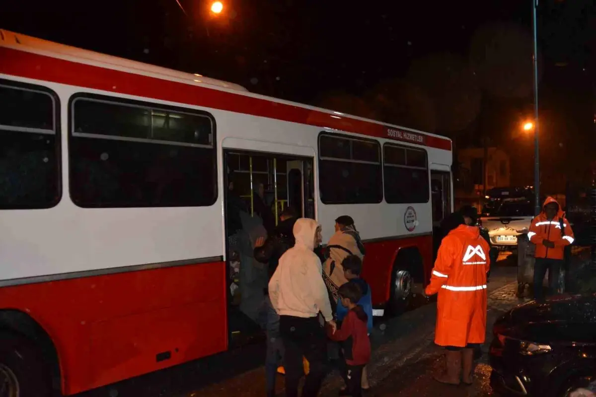 Tarsus'ta Şiddetli Yağış Sonrası Selden Etkilenen Tarım İşçileri Güvenli Bölgelere Tahliye Edildi