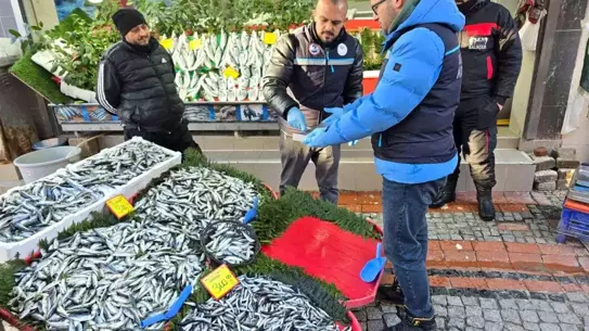 Denetim ekipleri su ürünleri tezgahlarını inceliyor