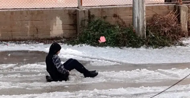 Ceviz büyüklüğündeki dolu taneleri