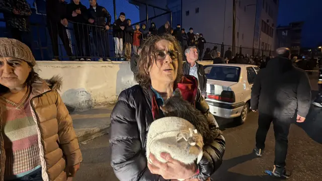 Yanmış evlerin iç kısmı ve külleşmiş duvarlar