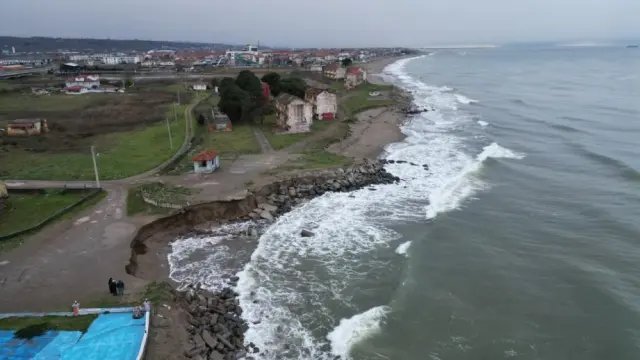 Yıkılan istinat duvarının kalıntıları