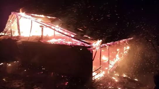 Yangın sonrası külleşen yapıların yakın çekimi