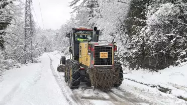 Bartın'da karla kaplı bir köy yolu