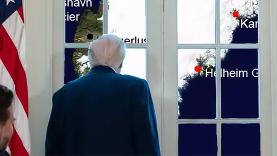 Trump'ın Grönland haritası önündeki orijinal fotoğrafı