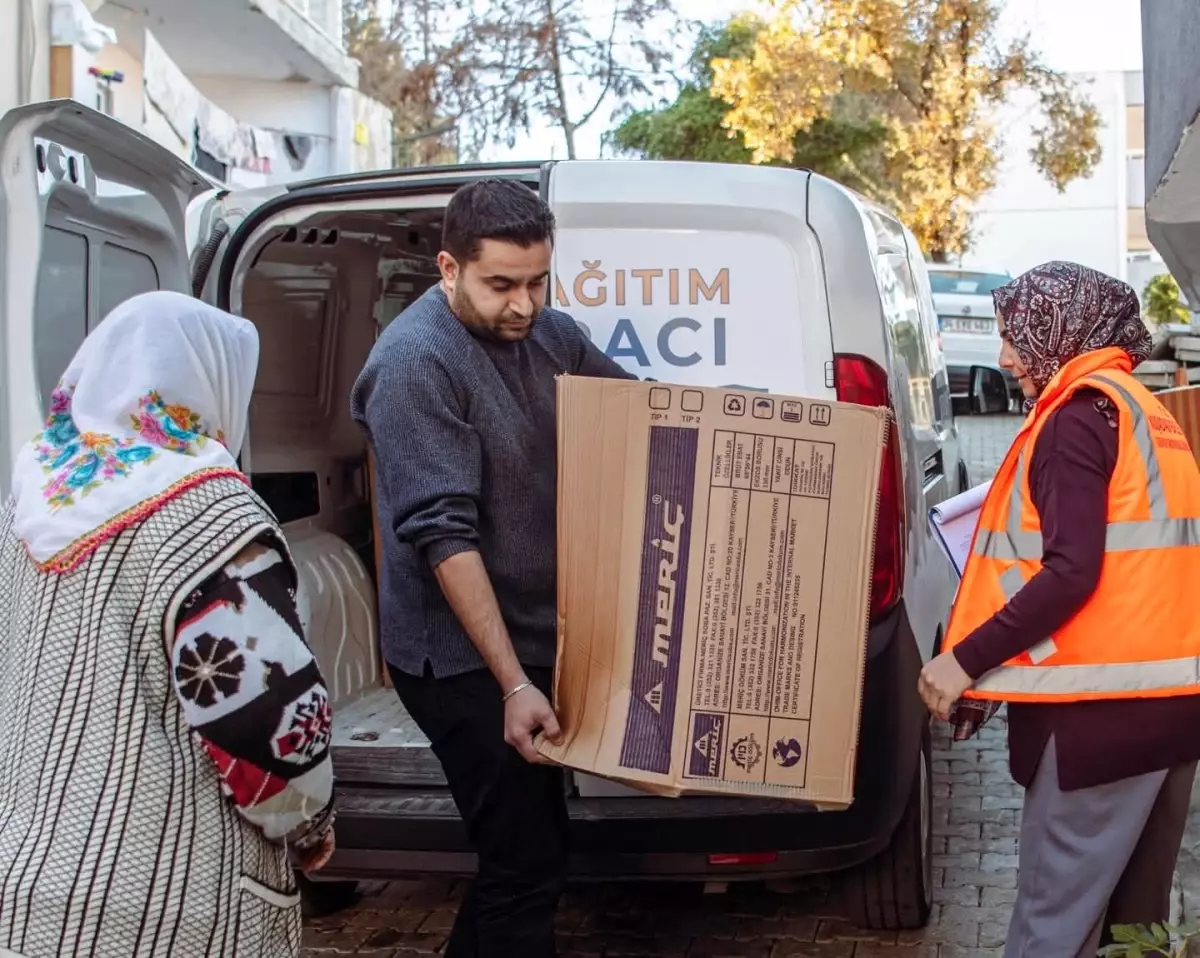 Kuşadası Belediyesi'nden Kışa Hazırlık: İhtiyaç Sahibi Ailelere Soba Desteği Başladı