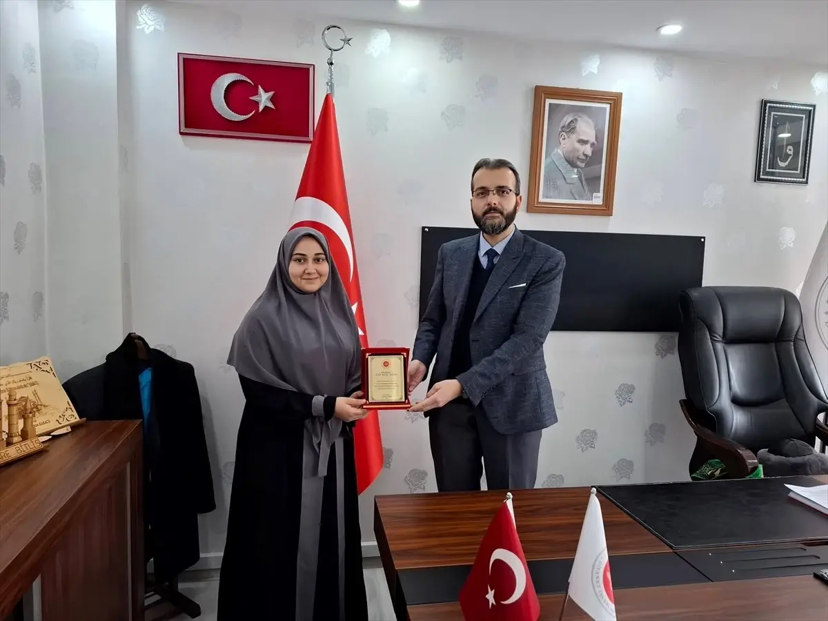 Adilcevaz’da Hafızlık Eğitimini Tamamlayan Elif Azra Açık’a Plaket Verildi