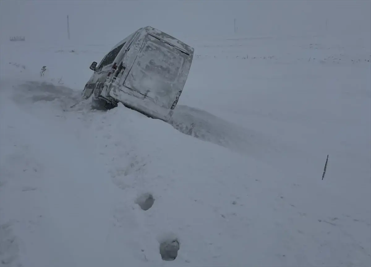 Ardahan’da Karla Kilitlenen Minibüste 11 Yolcu Jandarma Tarafından Kurtarıldı