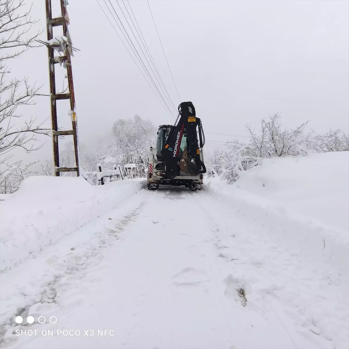 Ayvacık’ta Kar Yağışı Sonrası Yol Açma Çalışmaları Hız Kesmeden Devam Ediyor