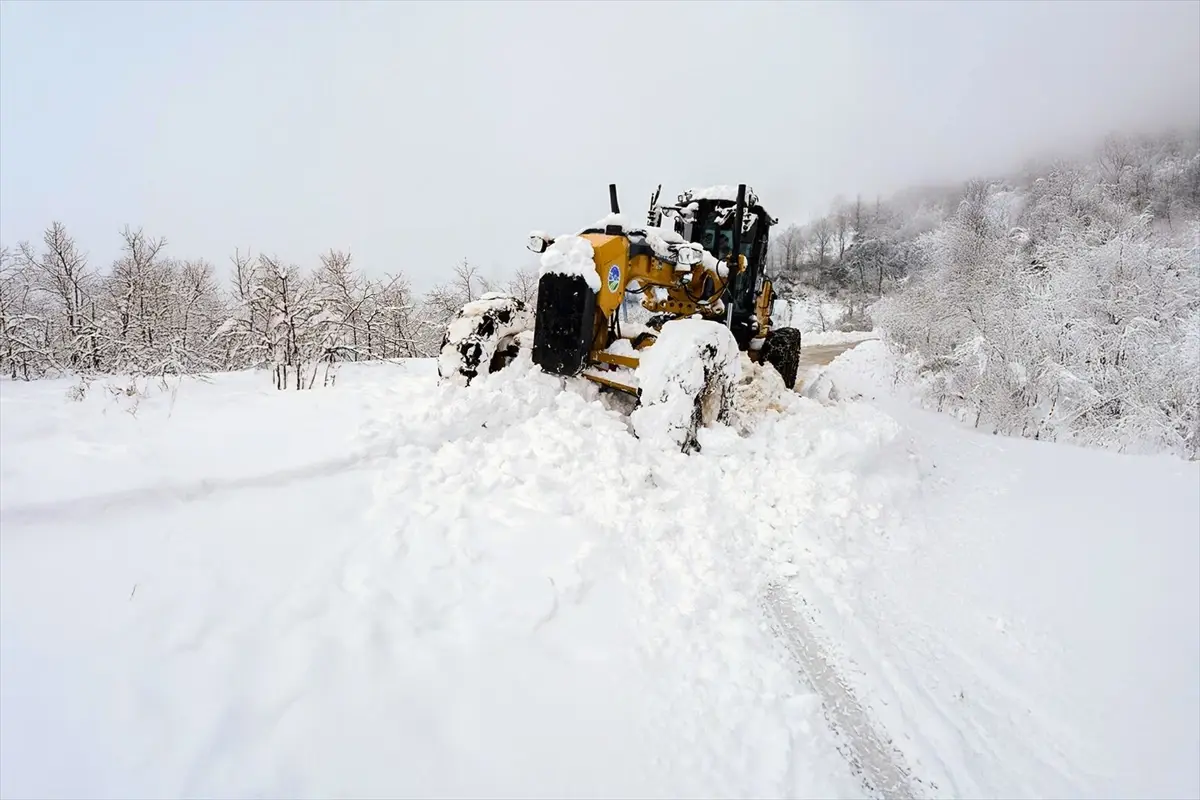 Bartın, Zonguldak ve Sakarya’da Karla Mücadele Sonucu 172 Yerleşim Yeri Yola Açıldı