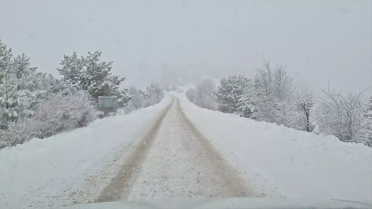 Beypazarı'nda Kar Yağışı Şehir Merkezini Beyaz Bir Tabakaya Dönüştürdü