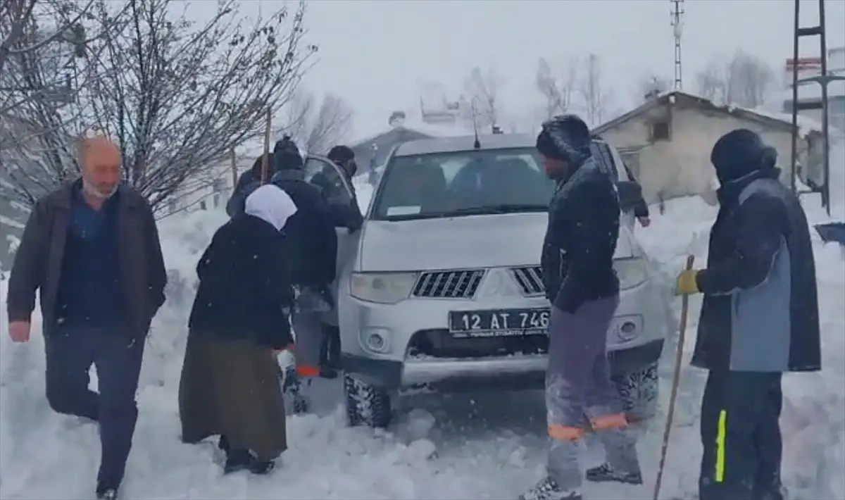 Karlıova’da Karla Kapalı Köyde Muhtar Hastaneye Nakledildi