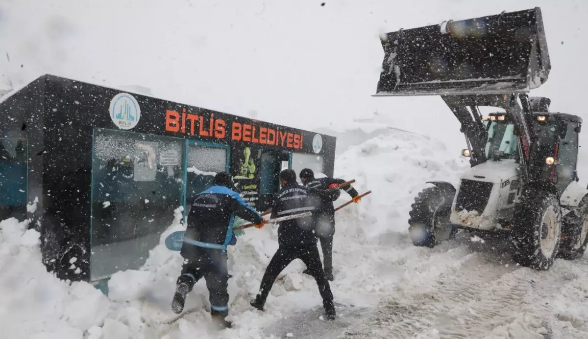 Bitlis’te Kar Yağışının Ardından Otobüs Durakları Temizlendi