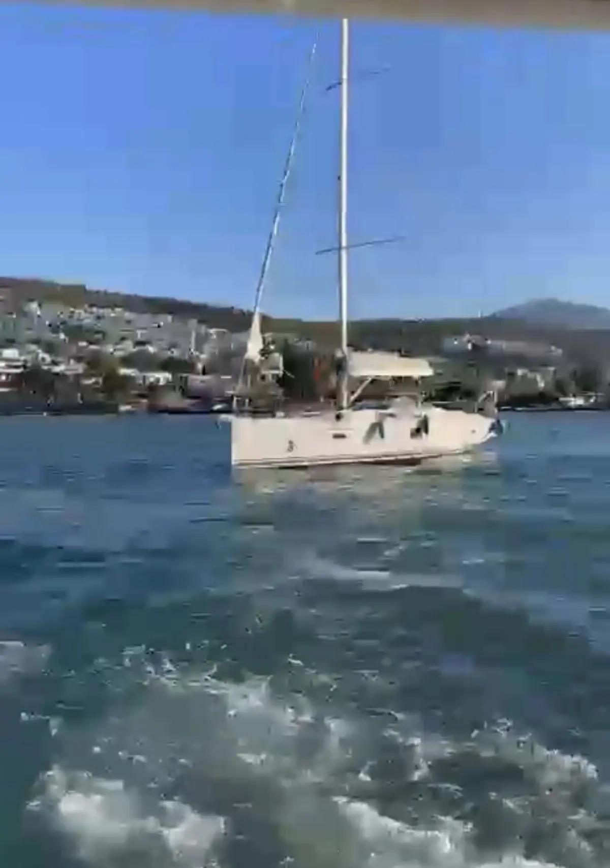 Bodrum'da Şiddetli Fırtına Yelkenli Tekneyi Karaya Çaktı, Balıkçılar ve Dalgıçlar Müdahale Etti