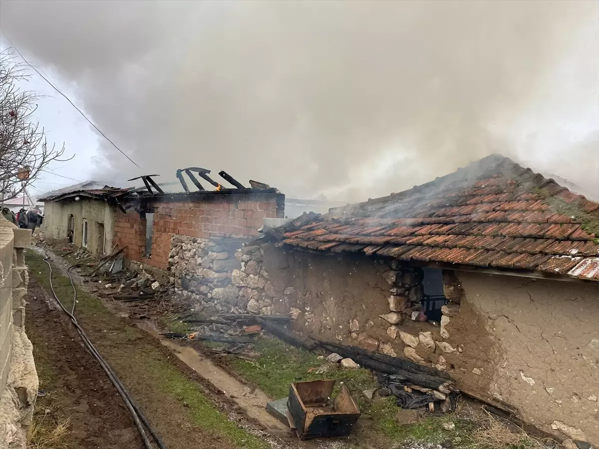Burdur Karakent Köyü'nde Ev Yangını: 80 Yaşındaki Kadın Duman Maruziyeti Yaşadı