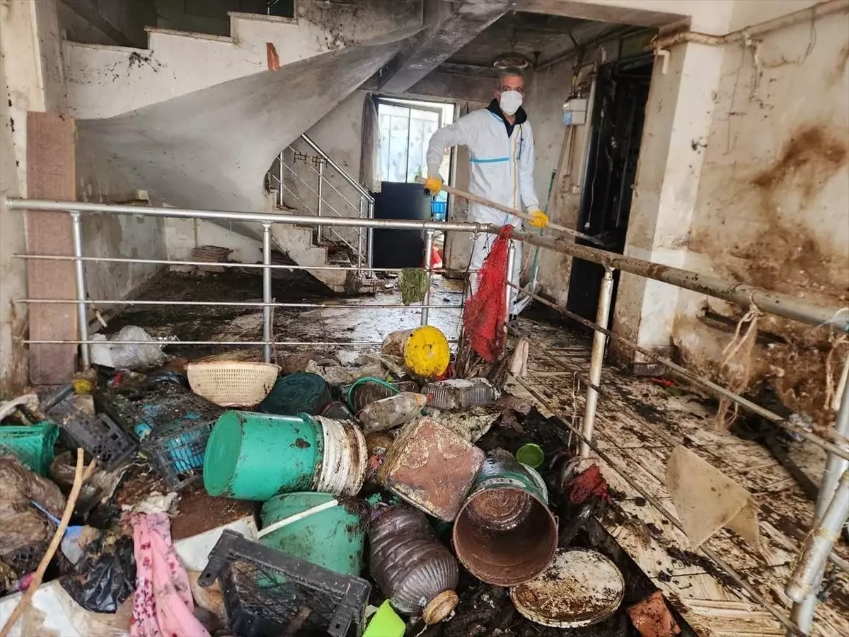 Bursa Nilüfer'de 2 Katlı Evden 9 Kamyon Çöp Çıkarıldı