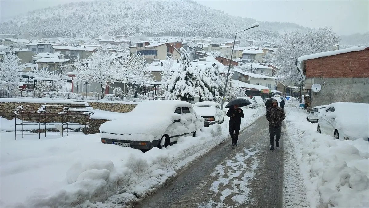 Adıyaman’ın Çelikhan İlçesinde Yoğun Kar Yağışı Ulaşımı Zorlaştırdı