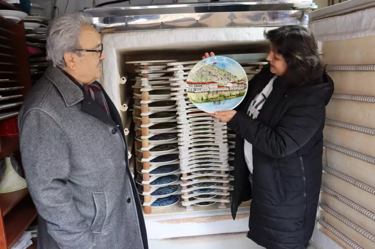 74 Yaşındaki Ahmet Kara, Amasya’da Çini Sanatı Kursunda 8 Yıldır Öğrenim Görüyor