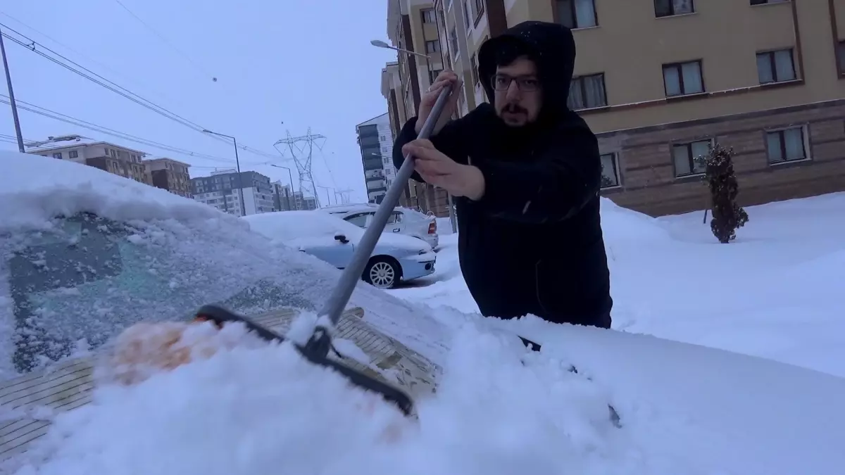 Erzurum'da Yoğun Kar Yağışı Eğitim ve Ulaşımda Aksamaya Neden Oldu