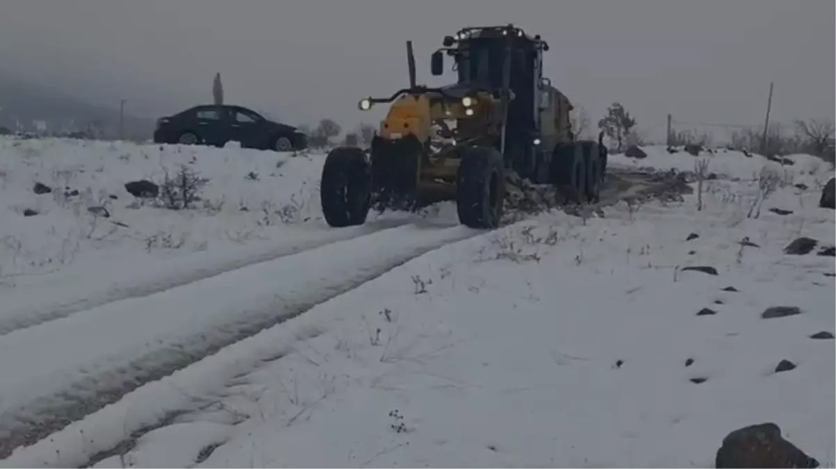 Elazığ’da Şiddetli Kar Yağışı 323 Köy Yolunu Kapattı