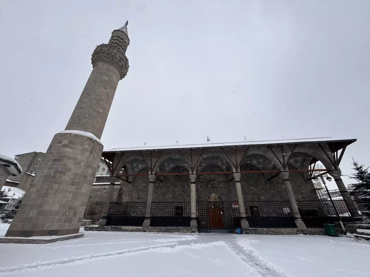 Doğu Anadolu’da Şiddetli Kar Yağışı ve Düşen Sıcaklıklar Bölgeyi Etkisi Altına Alıyor