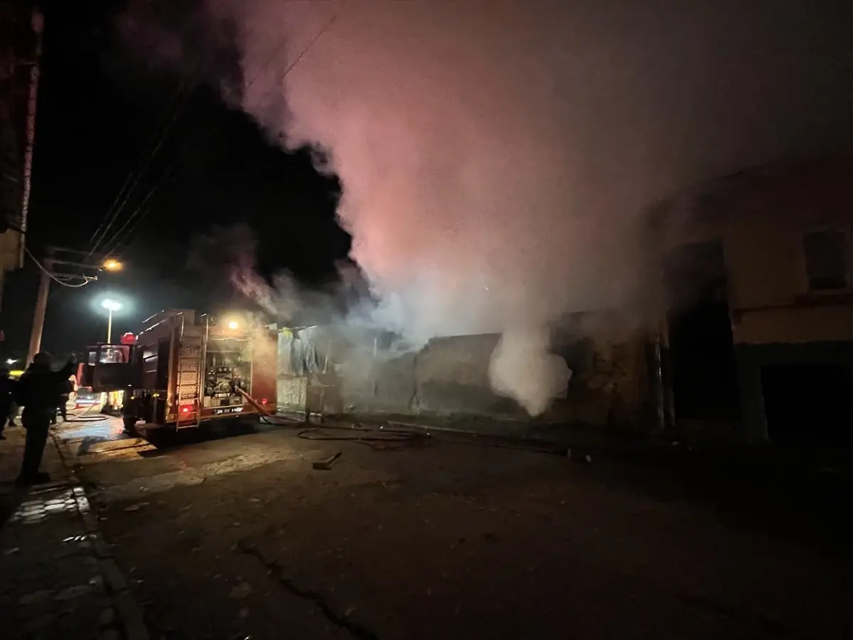 Eskişehir Tepebaşı'nda Marangozhane Yangını Kontrol Altına Alındı