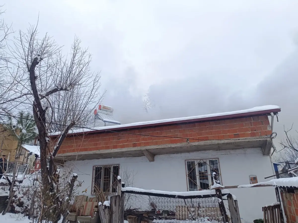 İnegöl’de Çatı Yangını: 83 Yaşındaki Kadın Yaralandı