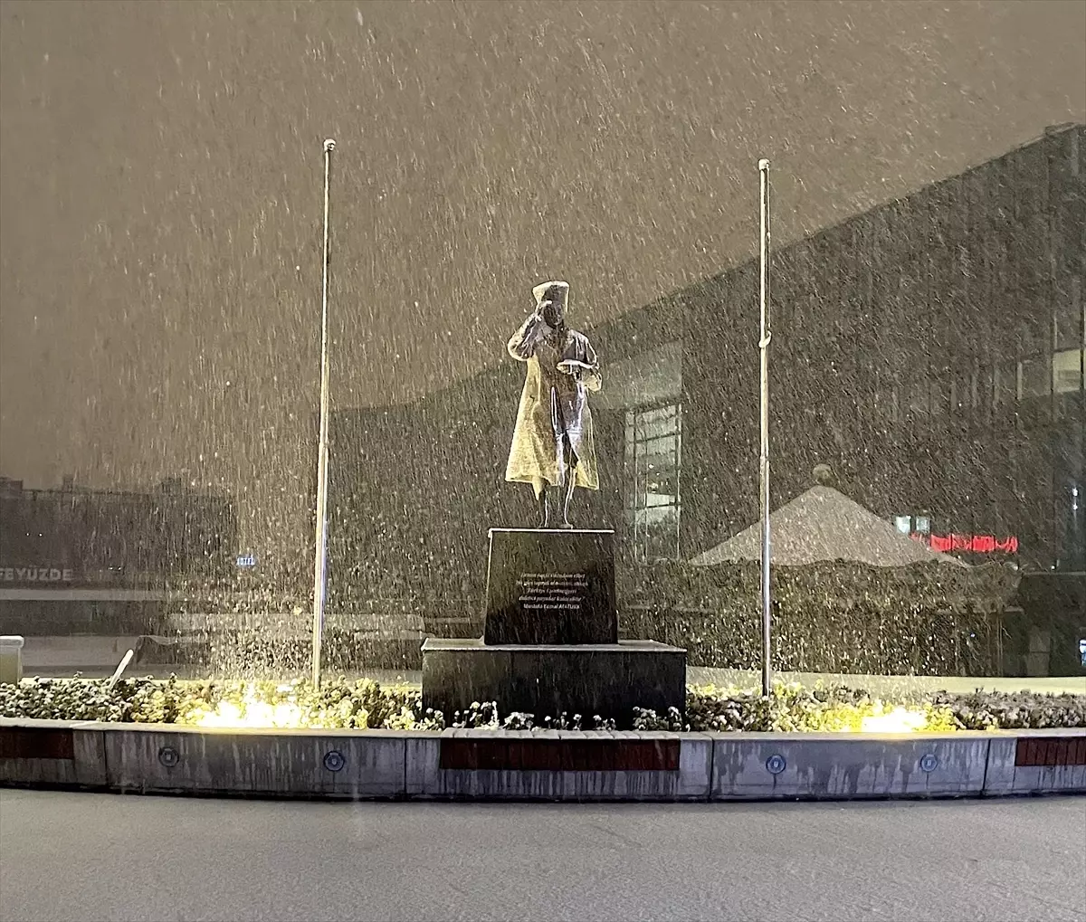 Bursa’da Kar Yağışı Şehri Beyaza Döndürdü