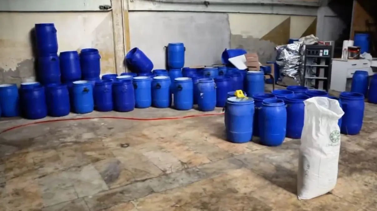 İzmir'de Büyük Uyuşturucu Operasyonu: 1,6 Ton Ham Madde Ele Geçirildi