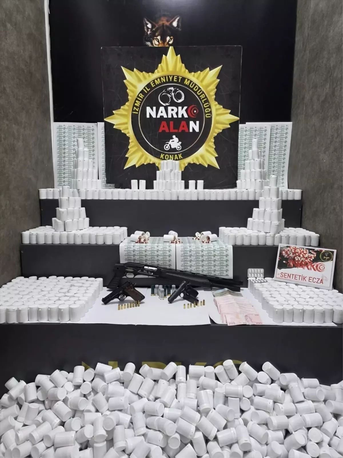 Bergama'da Durulan Otomobilde 8 Bin Uyuşturucu Hap Ele Geçirildi