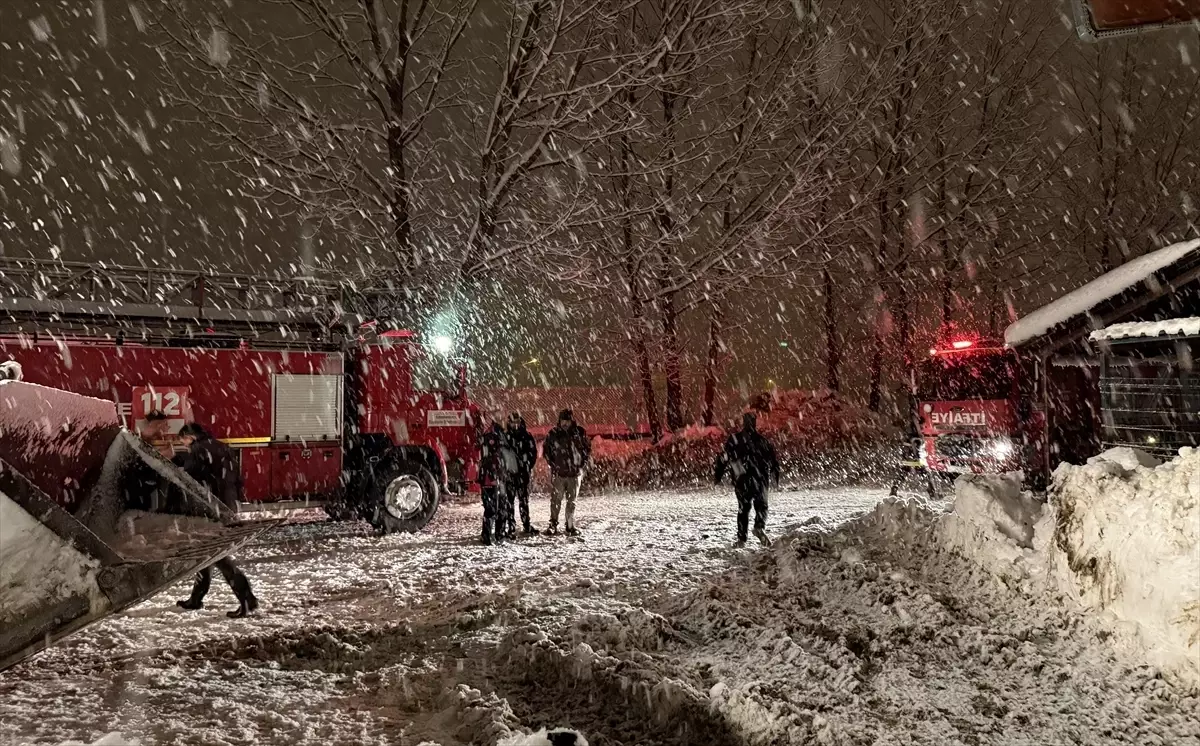 Göksun’da Şiddetli Kar Nedeniyle Ahır Çöktü, 18 Hayvan Hayatı Bitti