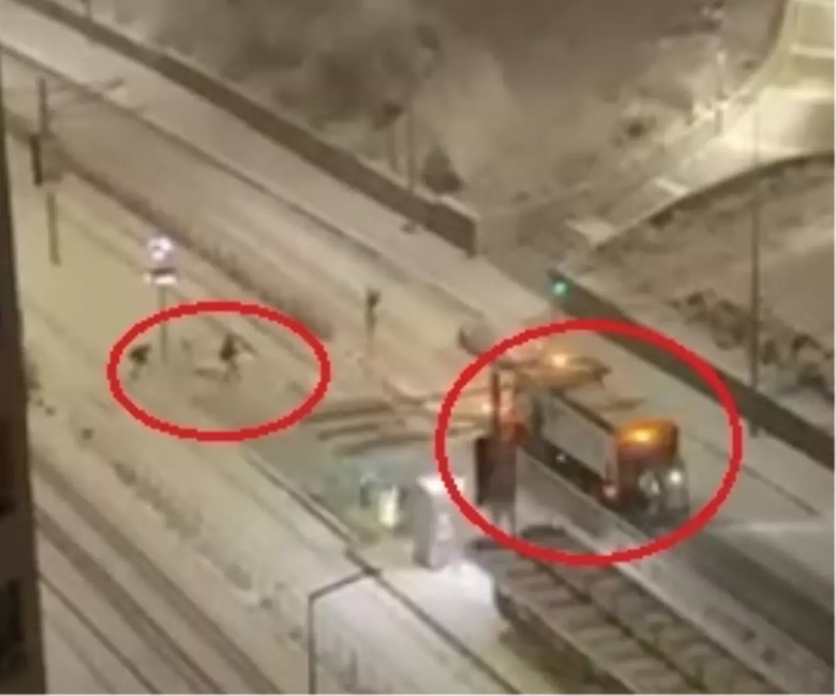 Kayseri'de Kar Küreme Aracına Atılan Kartopu Sürücünün Dikkatini Dağıttı