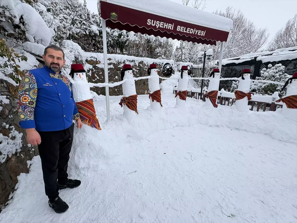 Suşehri'nde Kardan Folklor Ekibiyle Kar Yağışı Eğlencesi Başladı