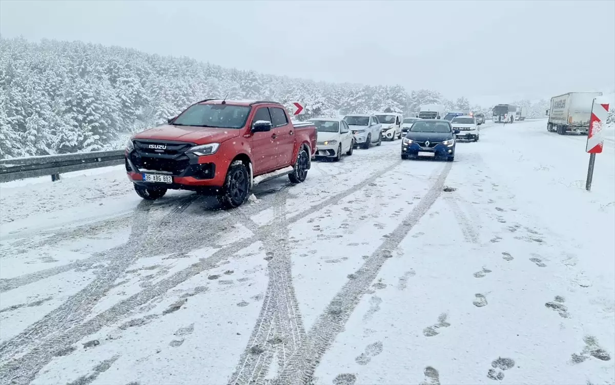 Kars‑Erzurum Karayolu'nda Yoğun Kar Nedeniyle Ulaşım Zorlukları