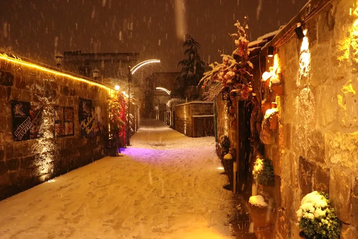 Kayseri’de Yoğun Kar Yağışı Ulaşımda Zorluklar Yaratıyor