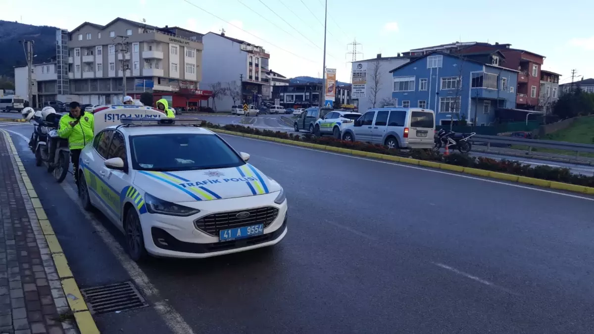 Kocaeli'de Motosiklet Sürücüsü Kaçarken Polis Memuruna Çarptı, Yaralı