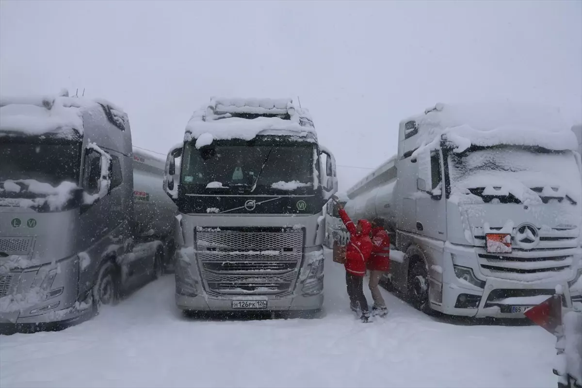 Kop Dağı Geçidi'nde Kar ve Tipi Ulaşımı Zorlaştırıyor