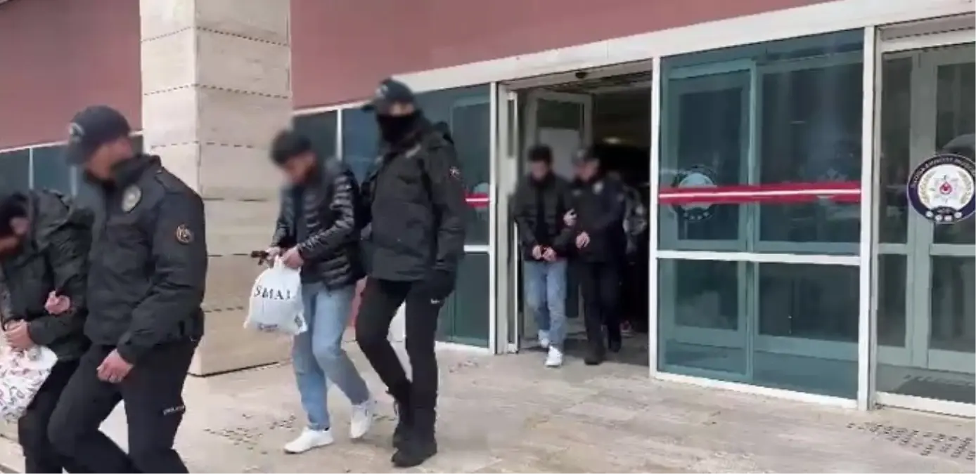Manisa’da DEAŞ Operasyonu: 4 Şüpheli Tutuklandı, Yasaklı Malzemeler Ele Geçirildi