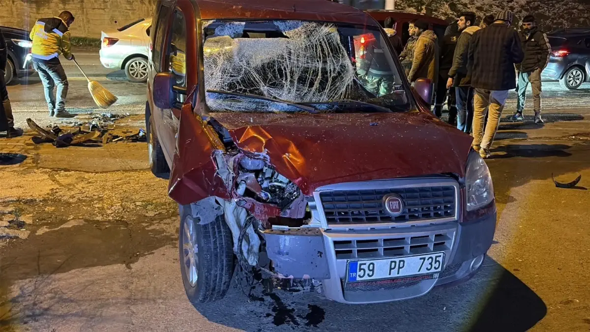 Çorlu'da Motosiklet ve Hafif Ticari Araç Çarpıştı: 2 Yaralı