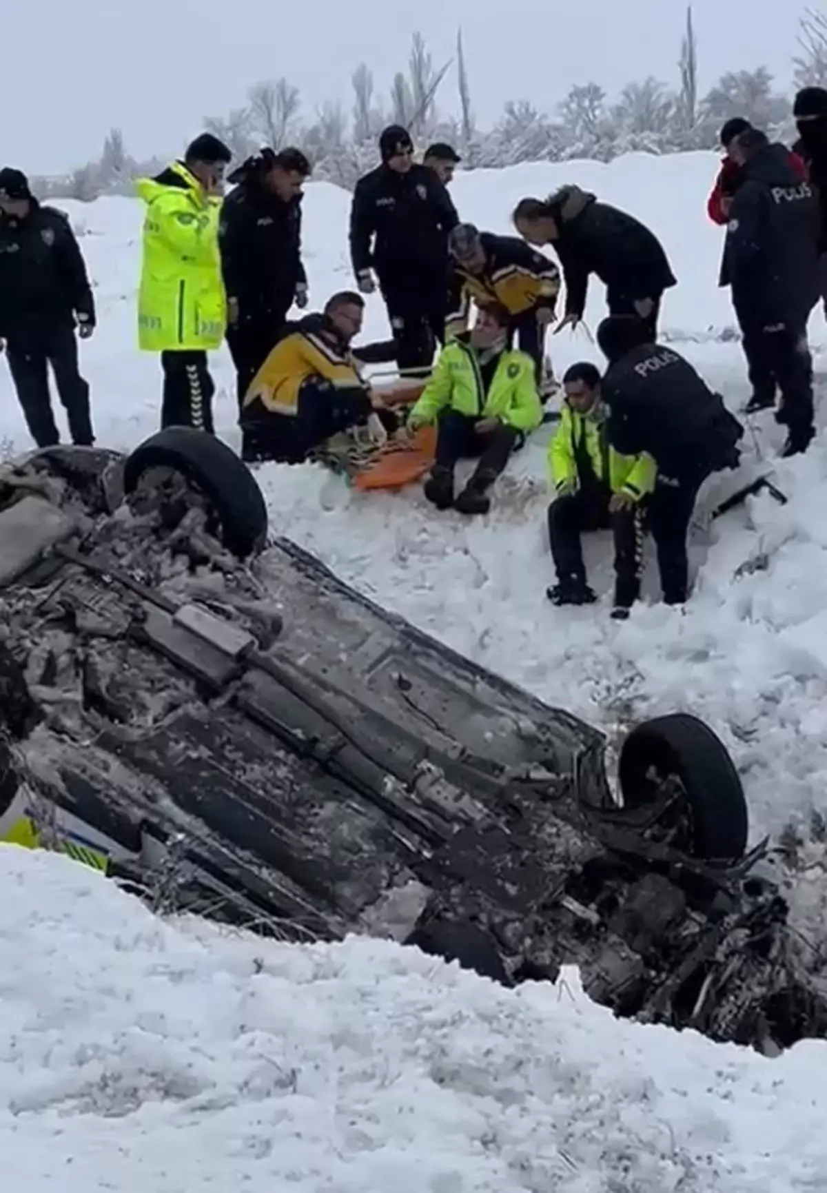 Erzincan’da Kar Nedeniyle Polis Aracı Şarampole Devrildi, 2 Memur Yaralandı
