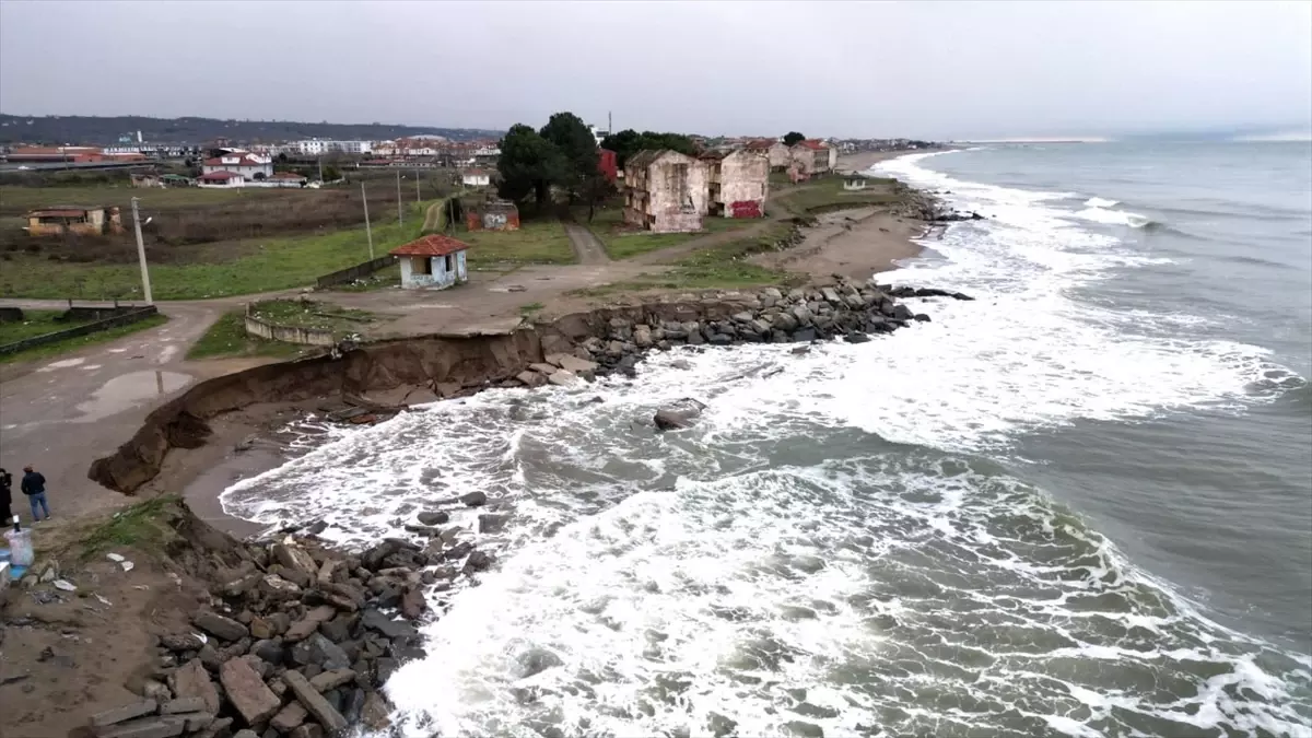 Karasu Sahilinde Kıyı Erozyonu Artan Hasarlarla Karşılaşılıyor
