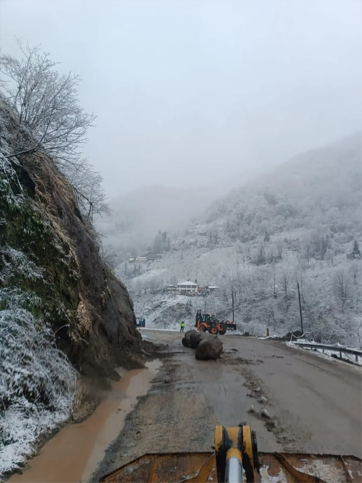 Şalpazarı‑Beşikdüzü Yolunda Heyelan: Trafik Geçici Olarak Durduruldu