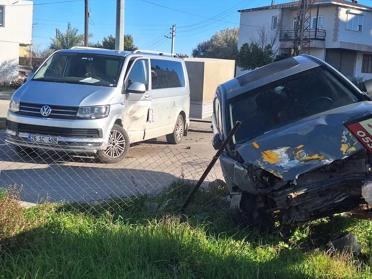 Serik'te Otomobil ve Minibüs Çarpışması: Sürücü Hastaneye Kaldırıldı